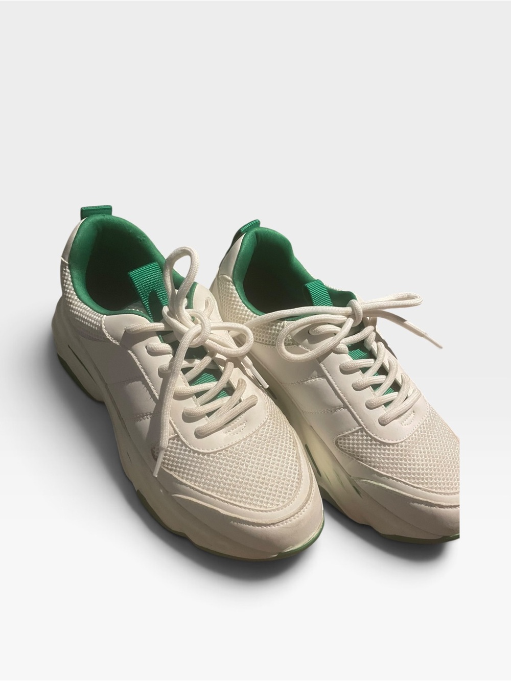 Steve Madden white Sneakers with Green Accent - Women's Casual Trainers sz 7.5